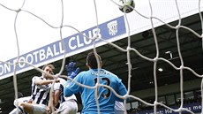 Obránce West Bromwiche Craig Dawson dává gól Arsenalu v utkání 29. kola Premier...