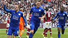 Útoník Leicesteru Jamie Vardy oslavuje trefu v zápase proti West Hamu United.