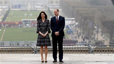 Princ William a vévodkyn Kate s Eiffelovkou v pozadí (Paí, 18. bezna 2017)