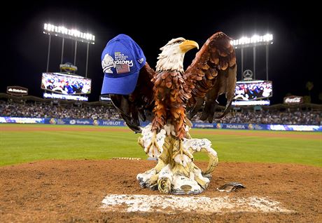 Maskot amerických baseballist slaví výhru nad Portorikem v  prestiní World...