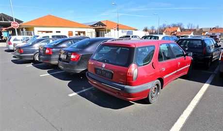 Nmecké auto bez registraních znaek odstavené na parkoviti za obchodním...