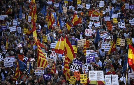 Nkolik tisíc lidí demonstrovalo v nedli v ulicích Barcelony proti snahám...