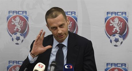 Pedseda Evropské fotbalové unie Alexander eferin na tiskové konferenci v Praze