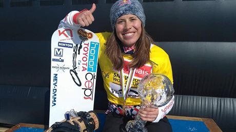 Eva Samková  s trofejí pro vítzku Svtového poháru ve snowboardcrossu.