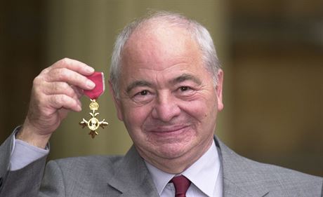 Britský spisovatel Colin Dexter na snímku z roku 2000, kdy dostal ád britského...