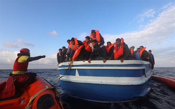 panlská organizace Proactiva Open Arms zachrauje migranty u beh Libye (29....