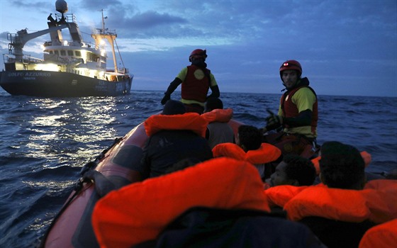 panlská organizace Proactiva Open Arms zachrauje migranty u beh Libye (29....