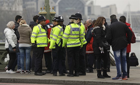 Londýntí policisté na Westminsterském most (24. bezna 2017)