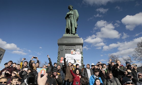 Pukinovo námstí v Moskv, kde Arak Makijan demonstruje za ochranu klimatu. Snímek z bezna 2017 ukazuje protikorupní protest.