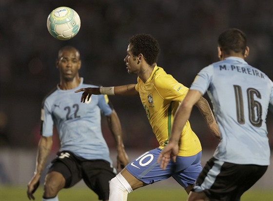 Fotbalisté Uruguaye Diego Rolan (vlevo) a  Maximiliano Pereira sledují prnik...