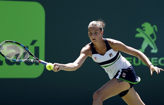 Karolína Plíková dobíhá míek ve tvrtfinále v Miami.