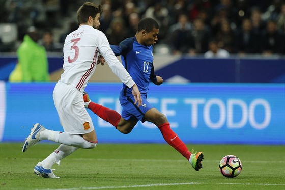 TALENT A MATADOR. Francouzský mladíek Kylian Mbappe (vpravo) a zkuený...