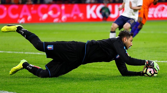 Italský branká Gianluigi Donnarumma v akci.