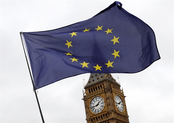 Vlajka Evropské unie vlaje před britským parlamentem (29. března 2017)