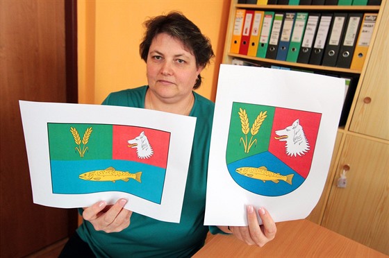 Starostka Trstnic Helena Repíková ukazuje konenou podobu nové vlajky a  znaku.