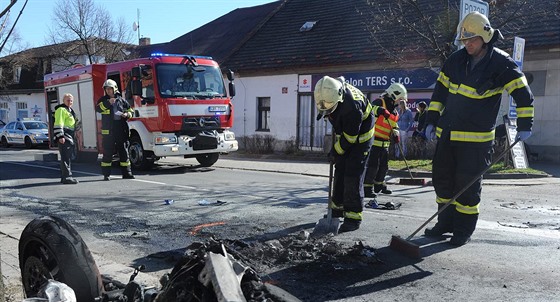 V Dolních Poernicích se stala nehoda auta a motorky, ta zaala hoet (26....