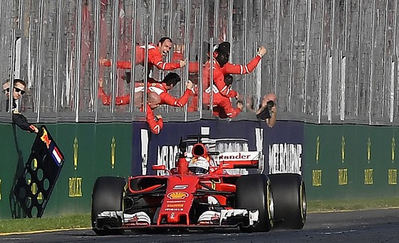 RADOST FERRARI. Sebastian Vettel projídí vítzn cílem Velké ceny Austrálie F1.
