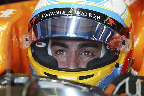 SMUTNÝ V MCLARENU. Fernando Alonso v boxech Velké ceny Austrálie.