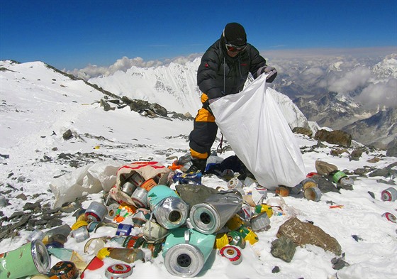 erpa uklízí ve výce osm tisíc metr odpadky po expedicích na Mount Everest.