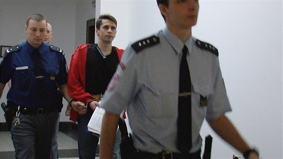 Eskorta pivádí k soudu obalovaného Pavla Kolbu (10. 11. 2015)