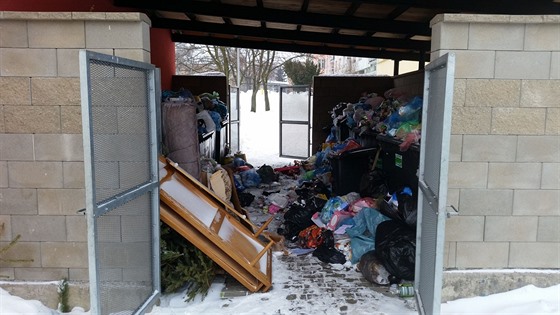 Ačkoli lidé z Jablonce mohou odevzdat až 200 kilogramů odpadu zdarma na sběrném dvoře, odkládají starý nábytek a různé harampádí u kontejnerů. 