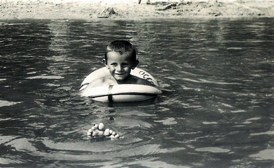 Forman jako pětiletý zachycen při dovádění v jezeře.