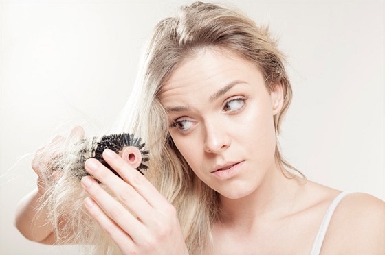 Nadměrné padání vlasů se dá zastavit, ale musíte znát jeho příčiny.