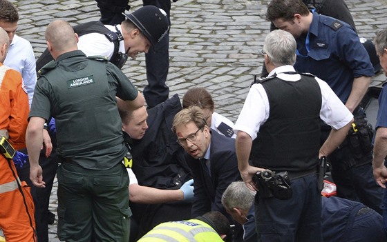 Poslanec Tobias Ellwood se snaí zachránit policistu pobodaného u britského...