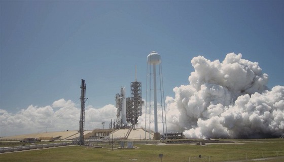 Úspěšná statická zkouška motorů prvního stupně rakety Falcon 9 z pondělí 27....