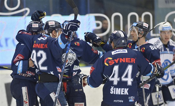 Hokejisté Liberce se radují z gólu v utkání proti Plzni.