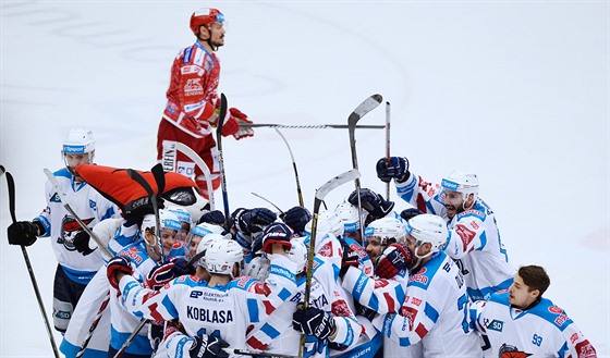 Hokejisté Chomutova slaví vítězství, třinecký Rostislav Marosz smutní.