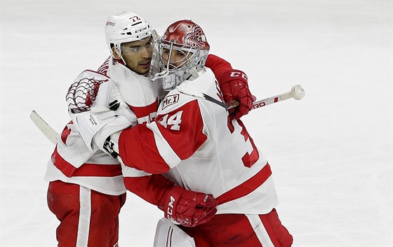 Branká Petr Mrázek a Andreas Athanasiou slaví vítzství Detroitu.