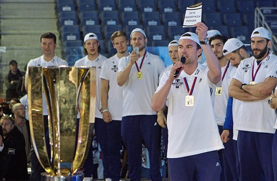 Liberecký trenér Filip Pešán při oslavách titulu v roce 2016 drží v ruce...