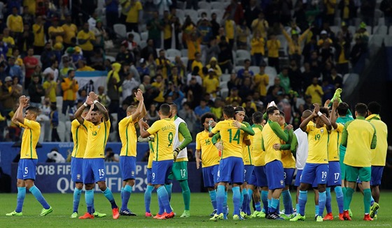 Výhra, povinnost splnna. A fotbalisté Brazílie zdraví diváky. 