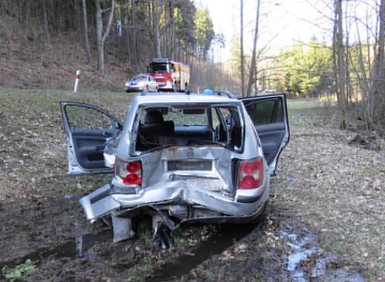Osobní automobil Volkswagen, který po nehod skonil mimo silnici. idiku...