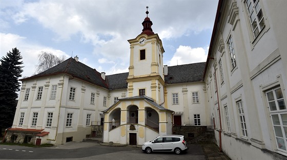 Potomkm Aloise Serényiho má být vydán mimo jiné i zámek v Luhaovicích.