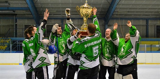 Hráči Bohemians s pohárem pro vítěze extraligy v rink bandy.