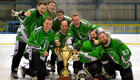 Hrái Bohemians s pohárem pro vítze extraligy v rink bandy.