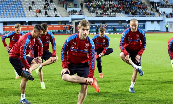 Jakub Brabec (v popedí) na tréninku fotbalové reprezentace.