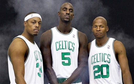 NKDEJÍ VELKÉ TRIO BOSTONU CELTICS: zleva Paul Pierce, Kevin Garnett a Ray...