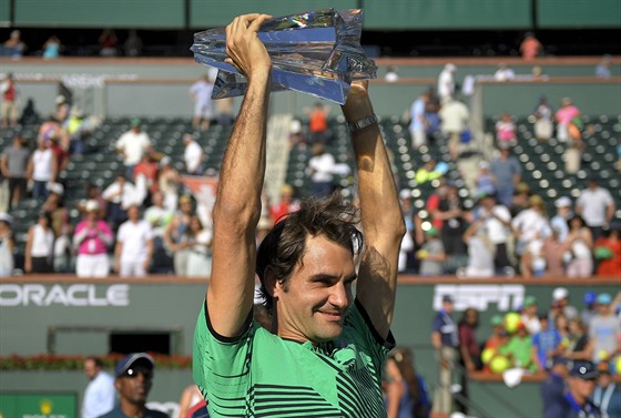 Roger Federer s trofejí pro vítze turnaje v Indian Wells