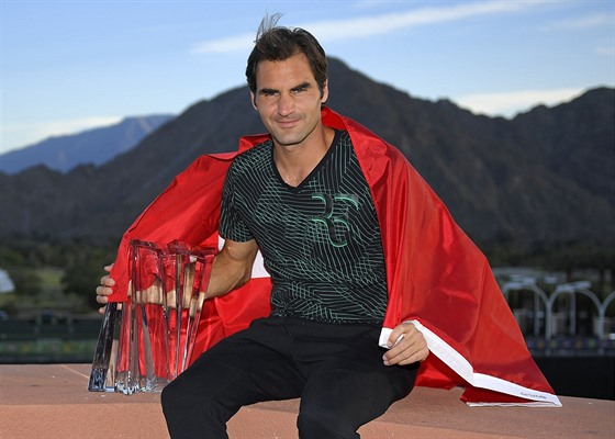 Roger Federer s trofejí pro vítze turnaje v Indian Wells