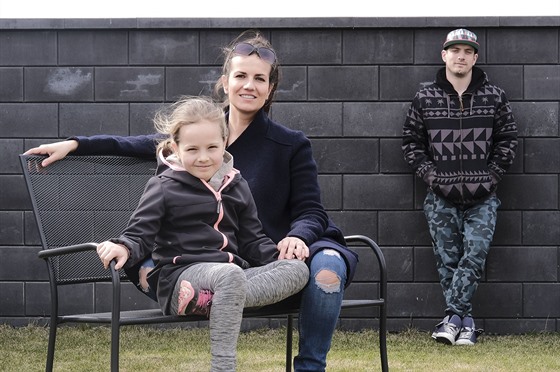 Rodina hokejisty Petra Koukala si po sezoně užívá svého domu v Srchu.