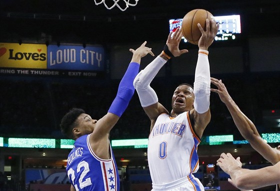 Russell Westbrook (vpravo) z Oklahoma City stílí pes Richauna Holmese z...