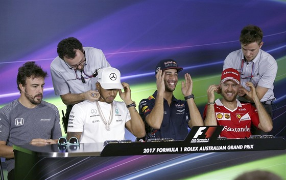 Fernando Alonso, Lewis Hamilton, Daniel Ricciardo a Sebastian Vettel (zleva) se...