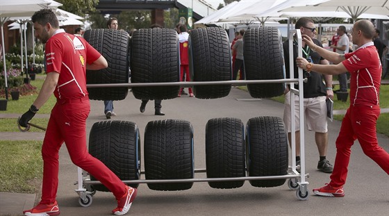 Technici týmu Ferrari peváejí pneumatiky.