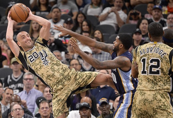 Manu Ginóbili (vlevo) ze San Antonia hledá spoluhráe LaMarcuse Aldridge kolem...