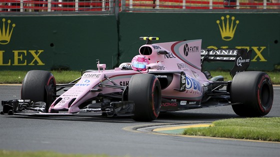 Esteban Ocon ve voze stáje Force India bhem tréninku na Velkou cenu Austrálie..