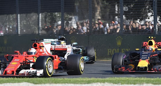 Sebastian Vettel (vlevo) z Ferrari a Max Verstappen z Red Bullu ve Velké cen...