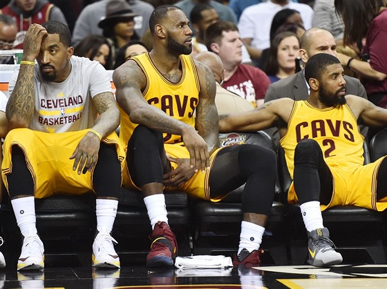 Zklamané hvzdy Clevelandu (zleva J. R. Smith, LeBron James a Kyrie Irving)...